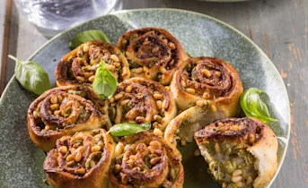 Breekbrood met pesto en olijven