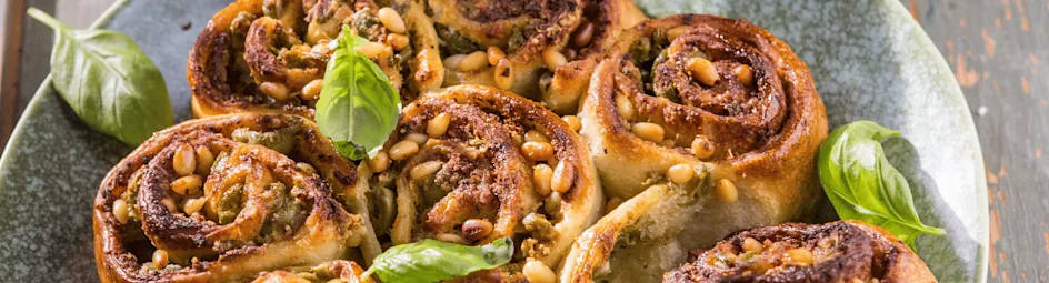 Breekbrood met pesto en olijven