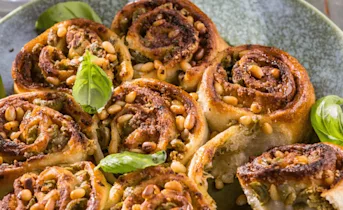 Breekbrood met pesto en olijven