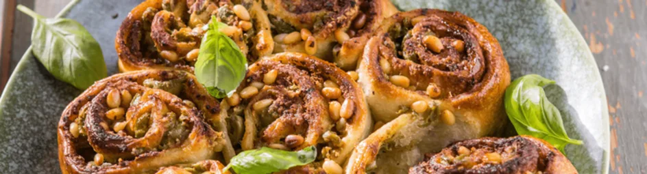 Breekbrood met pesto en olijven