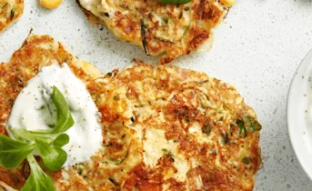 Mais-courgettekoekjes met dip en veldsla