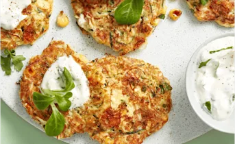 Mais-courgettekoekjes met dip en veldsla