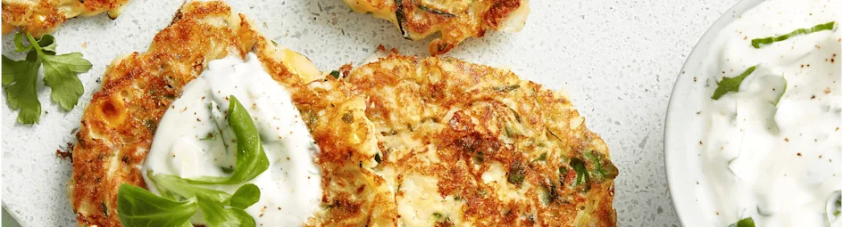 Mais-courgettekoekjes met dip en veldsla