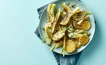 Gegrilde venkel met hazelnoten en peterselie