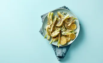 Gegrilde venkel met hazelnoten en peterselie