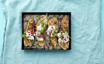 Aubergine met tahinyoghurt, granaatappel en munt