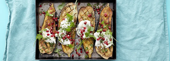 Aubergine met tahinyoghurt, granaatappel en munt