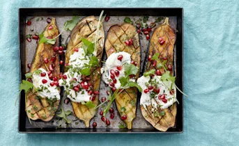 Aubergine met tahinyoghurt, granaatappel en munt