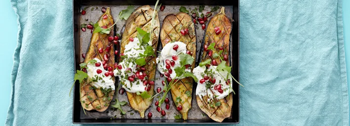 Aubergine met tahinyoghurt, granaatappel en munt