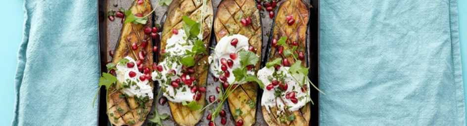 Aubergine met tahinyoghurt, granaatappel en munt