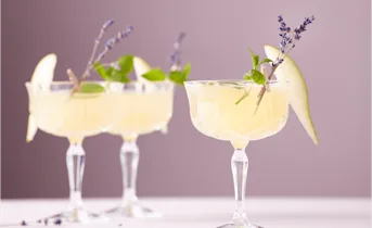 Cocktail met peer, vlier en munt