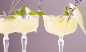 Cocktail met peer, vlier en munt