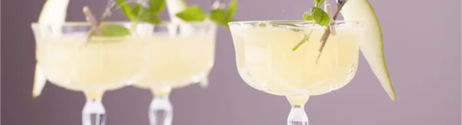 Cocktail met peer, vlier en munt