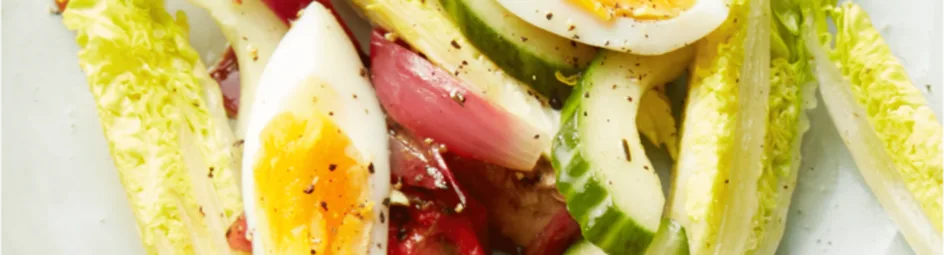 Salade met gegrilde groente en ei