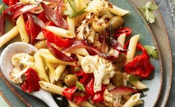 Pastasalade met paprika, bloemkool en kappertjes