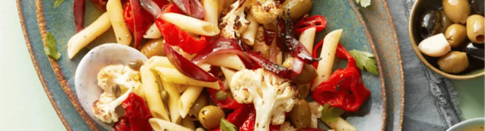 Pastasalade met paprika, bloemkool en kappertjes