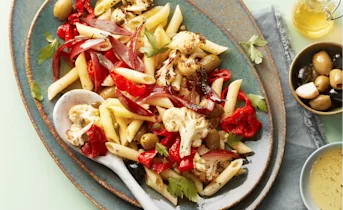 Pastasalade met paprika, bloemkool en kappertjes
