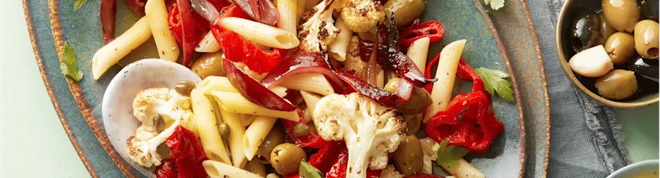 Pastasalade met paprika, bloemkool en kappertjes