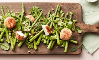 Maaltijdsalade met asperges, tuinbonen en geitenkaas
