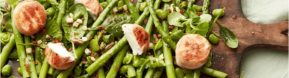 Maaltijdsalade met asperges, tuinbonen en geitenkaas