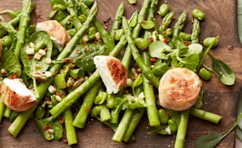 Maaltijdsalade met asperges, tuinbonen en geitenkaas