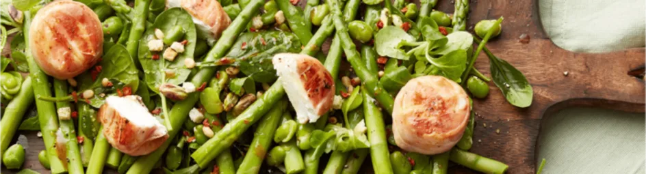 Maaltijdsalade met asperges, tuinbonen en geitenkaas