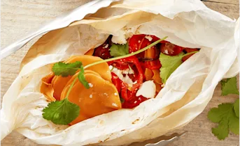 Zoete aardappelpakketje met paprika en feta