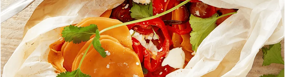 Zoete aardappelpakketje met paprika en feta