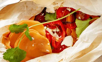 Zoete aardappelpakketje met paprika en feta