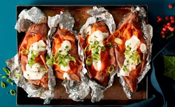 Gepofte zoete aardappel met zure room