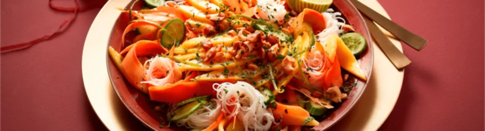 Mihoensalade met komkommer en mango
