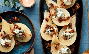 Gepocheerde peer met blauwaderkaas en karamelwalnoten