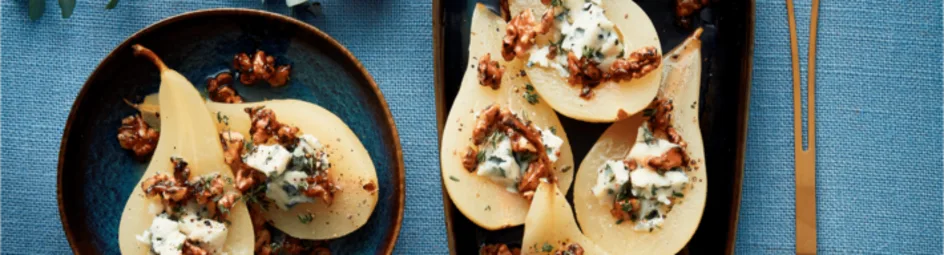 Gepocheerde peer met blauwaderkaas en karamelwalnoten