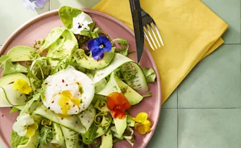 Avo-salade met gepocheerd ei