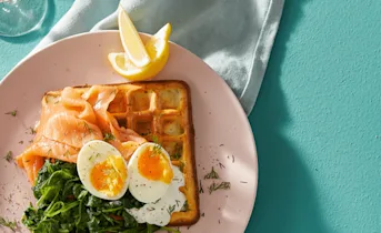 Hartige wafels met zalm, spinazie en zachtgekookt ei