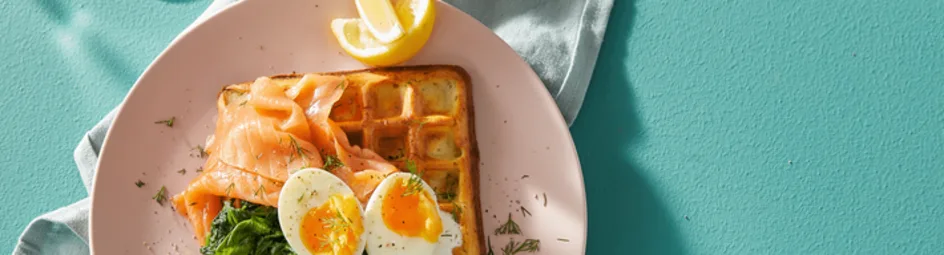 Hartige wafels met zalm, spinazie en zachtgekookt ei