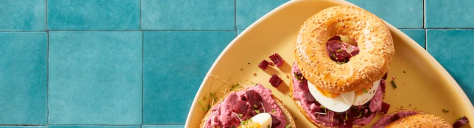 Sesambagel met bietenspread