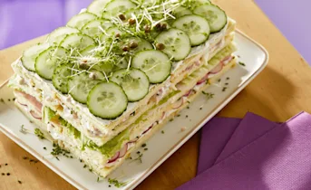 Broodtaart met ham en komkommer