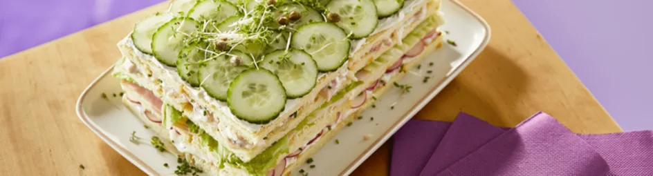 Broodtaart met ham en komkommer