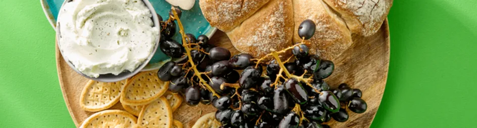 Romige blauwe kaasspread en geroosterde druiven