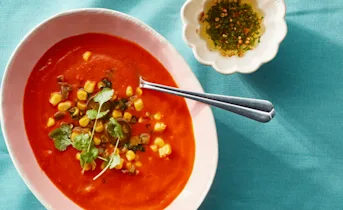 Spicy tomatensoep met mais en kruidenolie