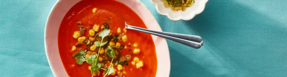 Spicy tomatensoep met mais en kruidenolie