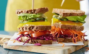 Regenboog rauwkostsandwich met Korenlanders zonnevloer