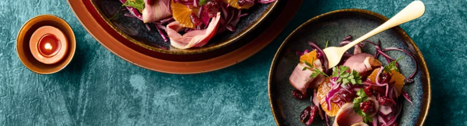 Lauwwarme rode koolsalade met gerookte eendenborst