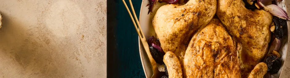 Gevlinderde kip met pruimen en amandelen