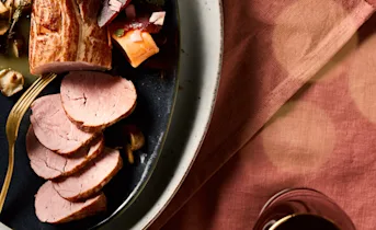 Varkenshaas met paddenstoelen en een bieten wortelsalade
