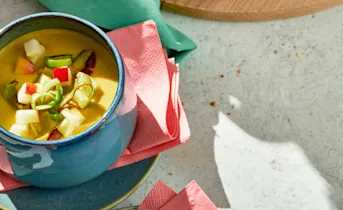 Prei-kerriesoep met krokante prei