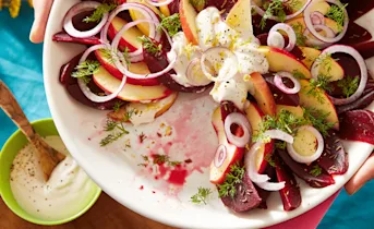 Salade van biet, appel en tahin