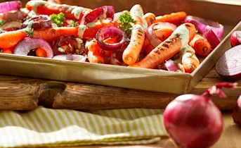 Gegrilde wortel en rode ui met peterseliemayonaise