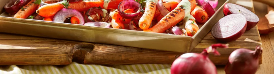 Gegrilde wortel en rode ui met peterseliemayonaise